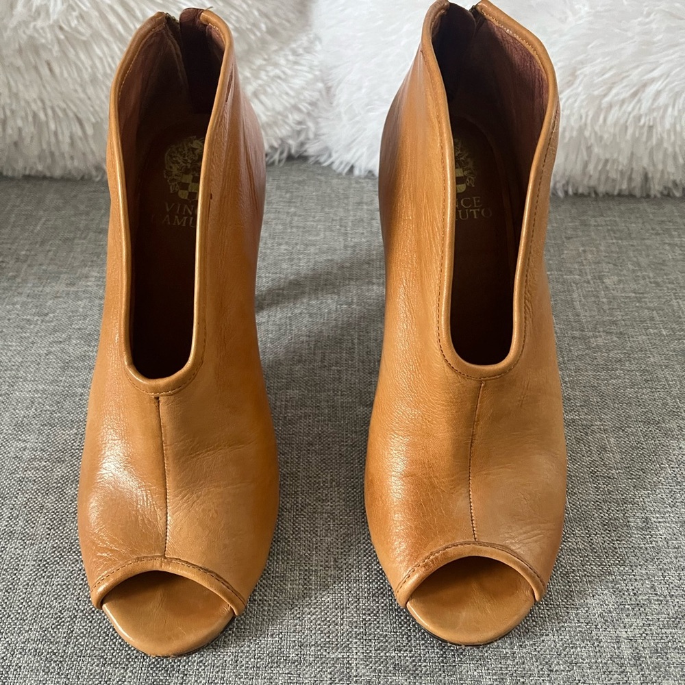 Vince Camuto Booties
Light Brown
Size 7.5, I am a true 8 and they fit me